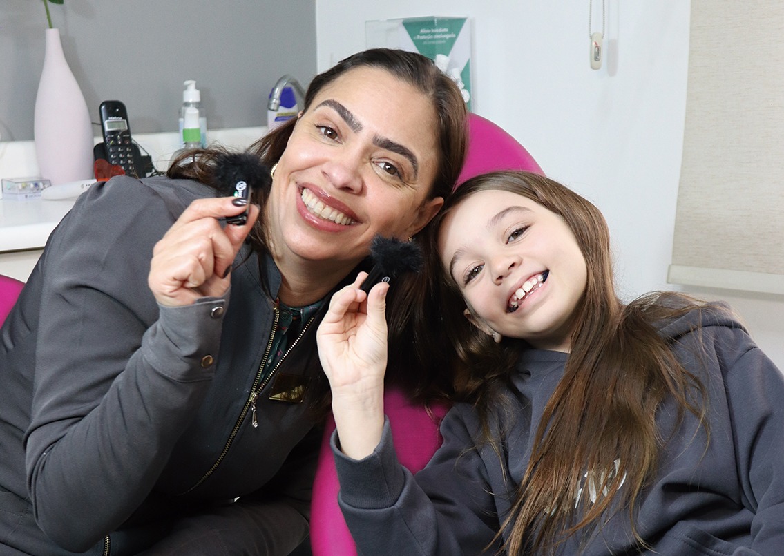 Escolhida CADEIRA ROSA.jpg