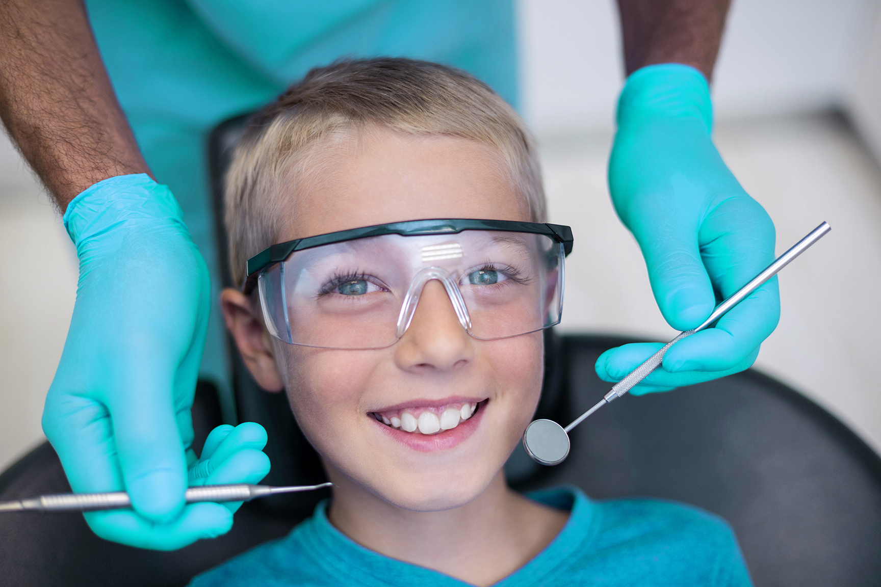 OK dentista-examinando-um-jovem-paciente-com-ferramentas.jpg